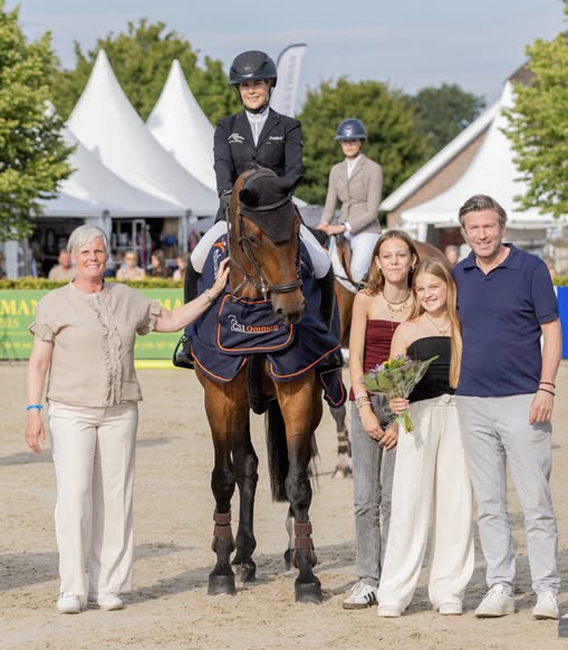 Annelies Vorselmans met C. Kulottie W Z tijdens de prijsuitreiking. Foto © Fototrailer