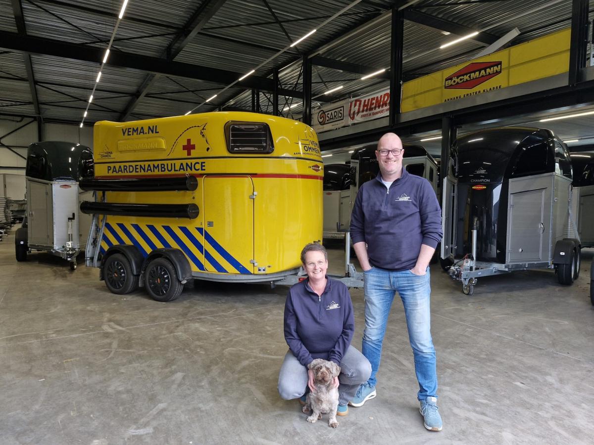 Bert en Jolanda Makkinga voor hun paardenambulance.