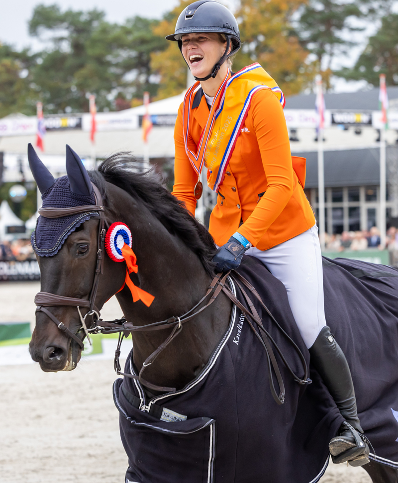 Sterre van Houte viert haar nationale titel van 2025 in Boekelo. Foto © Ashley Claus.