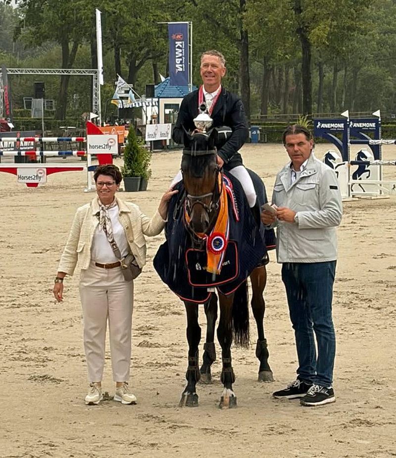 Steven Veldhuis met Pardi tijdens de huldiging.