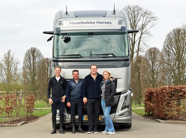 Bart Haselbekke (tweede van rechts) met vanaf links Quinten ter Harmsel, Conor Drain en Amke Bekhuis. Noëlle Klokman ontbreekt wegens een enkelbreuk op de foto.