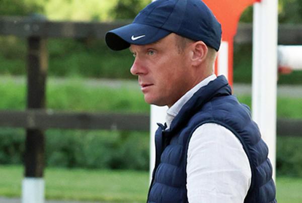 Willem Greve spaart zijn paard Pretty Woman van 't Paradijs.