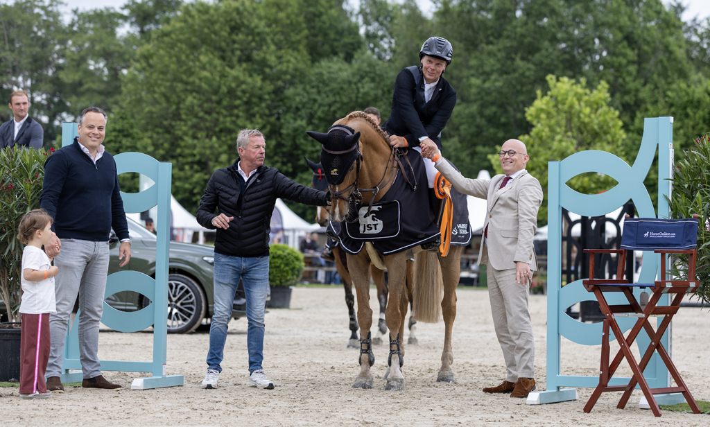 Bas van der Aa tijdens de prijsuitreiking met verder vanaf links Theodoor Vis van Huiskes-Kokkeler met zijn jongste kind,Wim Schröder en burgemeester Anko Postma van Tubbergen. Foto © Fototrailer.