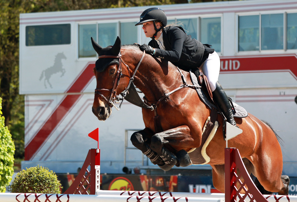 Faye-Louise Vos met Cartier D.