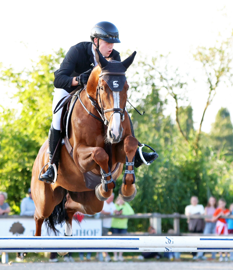 Lars Schroder met EIC Ambiance du Seigneur in Diepenheim.