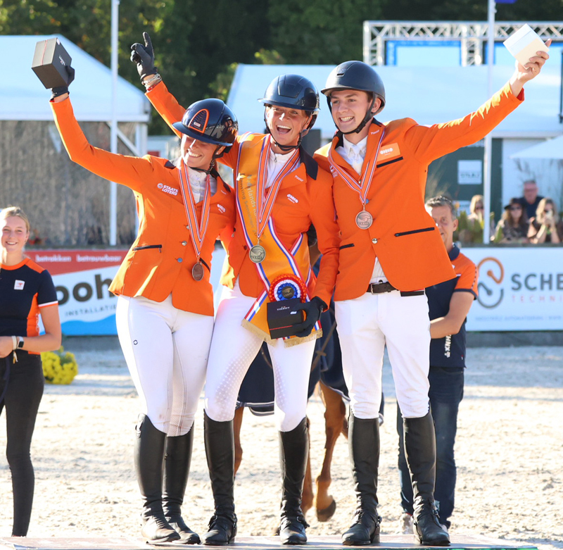 Dwe top, drie vann het NK. Kampioene Renske Kroeze wordt geflankeerd door Janneke Boonzaaijer en Tijn de Blaauw.