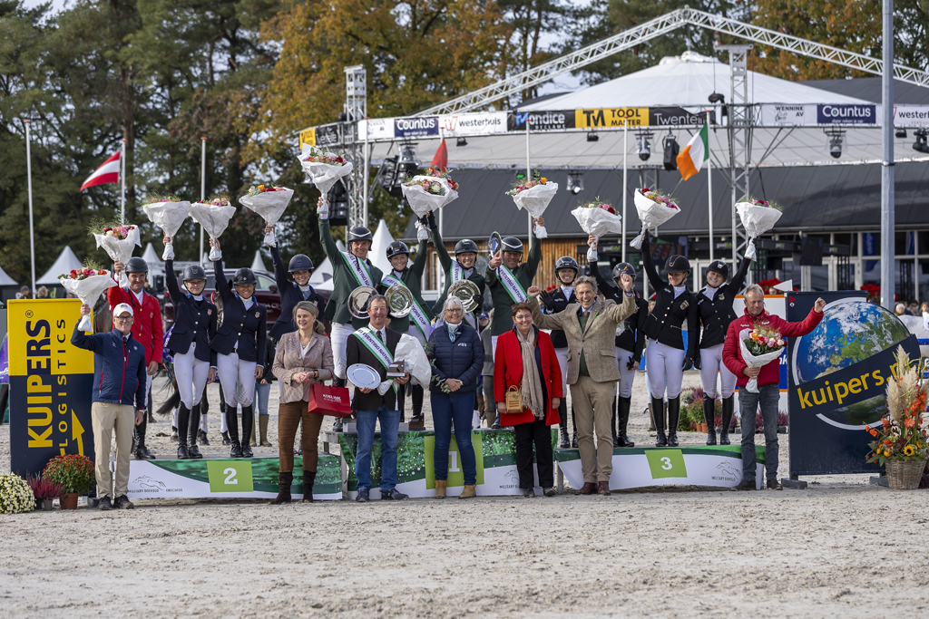 De huldigingen na de sdtrijd om de FEI Nations Cup van 2024. Ierland won, voor de Verenigde Staten en Duitsland. Foto © Aashley Claus.