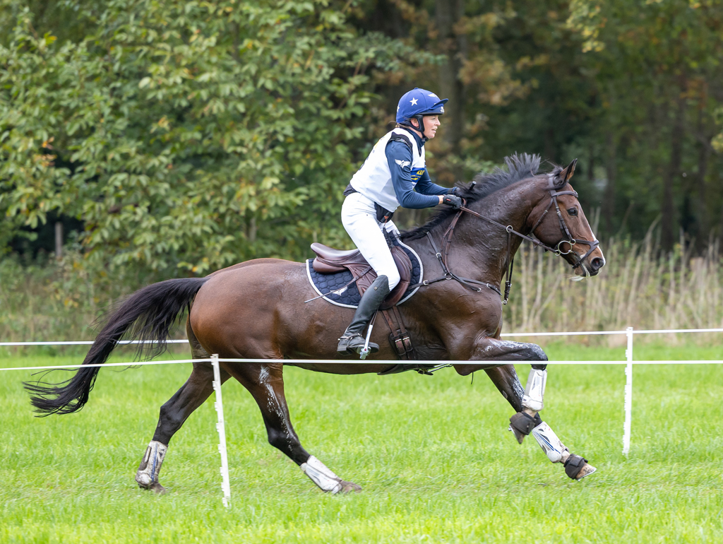 Nina Hut onderweg met Carthageno. Foto © Ashley Claus.