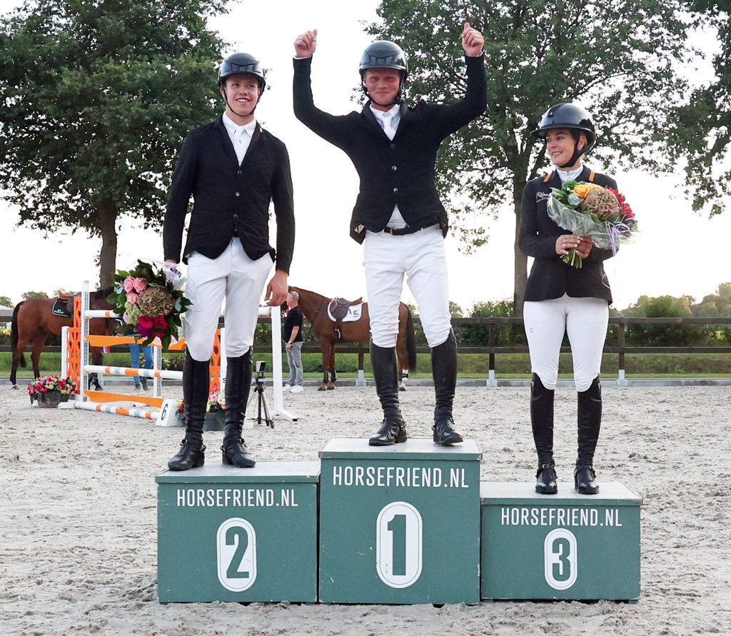 Het podium met vanaf links Lars Schröder, Hessel Hoekstra en Annelies Vorselmans