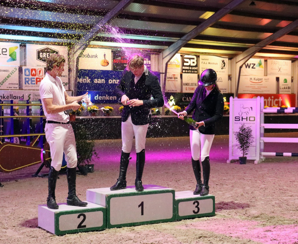 Champagne voor de top drie met vanaf links Wesley de Boer (2), Lars Schröder(1) en Amke Bekhuis (3). Foto © Amber Veenendaal. 