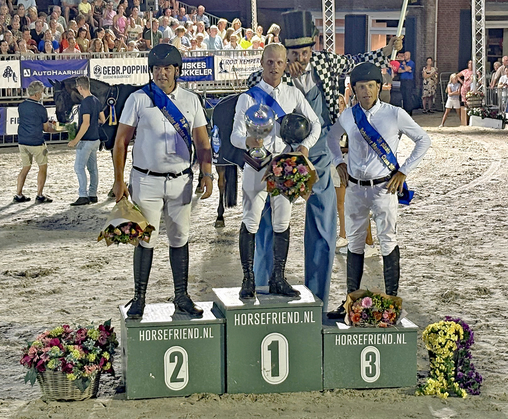 Vanaf links Peter Olthof, Hessel Hoekstra en Willem Greve op het podium.