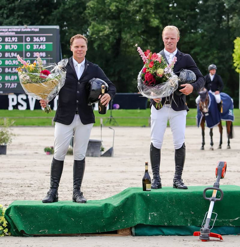 Hessel Hoekstra met links Bas van der Aa op het podium. Foto © Judith Scherphof.