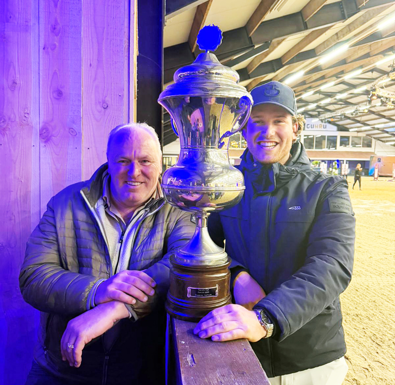 Roderick van den Engh en links mede-eigenaar Robert Nieland van Lover Boy met de Twente Cup 