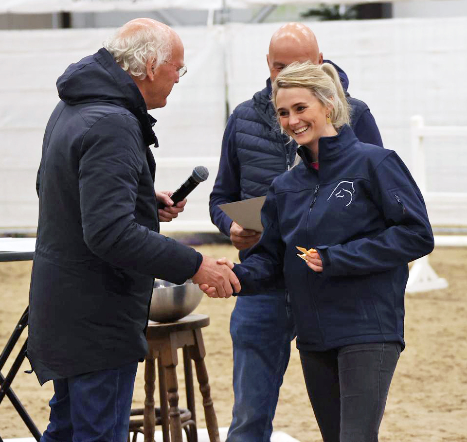 Jan Hulshof overhandigt SabineTeggeler hert certificaat van een van de winnende loten.