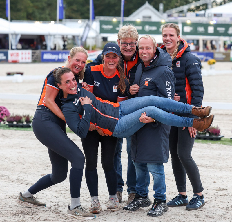Sterre van Houte (geheel rechts) met het nationale team. Verder achter vanaf links Renske Kroeze, Janneke Boonzaaijer, teamveterinair Leendert Jan Hofland en bondscoach Andrew Heffernan. Voor, op handen gedragen Merel Blom-Hulsman. Foto © Ashley Claus.