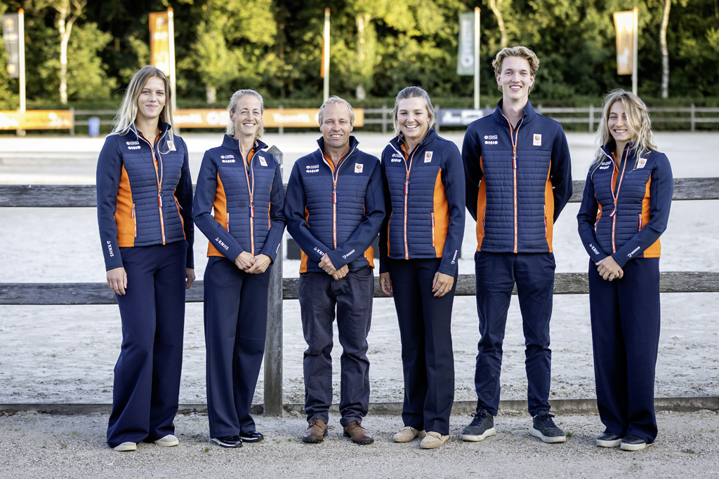 Geheel links met de selectie van TeamNL tijdens de presentatie in Ermelo met verder Florinoor Hoogland, bondscoach Andrew Heffernan, Sanne de Jong, Splinter Bergsma en Jillian Giessen. Foto © Ashley Claus.