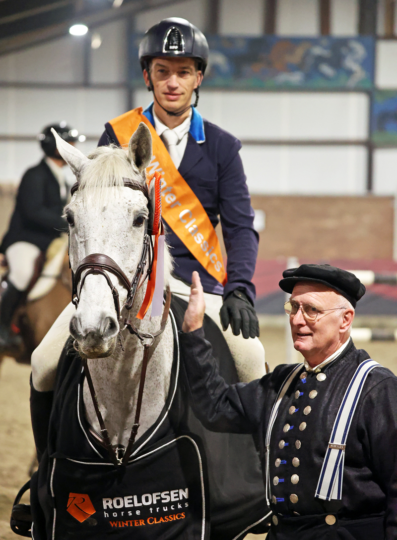 Weite Oldenziel met Ofichem's Finn bij de prijsuitreiking.